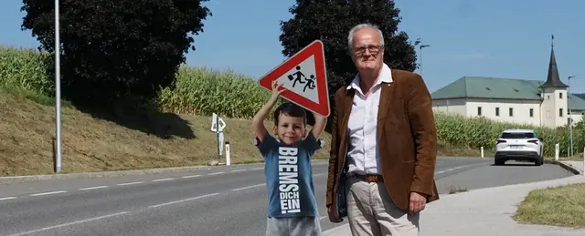 Bürgermeister Christian Gratzl präsentiert die neuen „Brems dich ein“-Schilder, die für mehr Sicherheit am Schulweg sorgen sollen. | Foto: Stadtgemeinde Freistadt