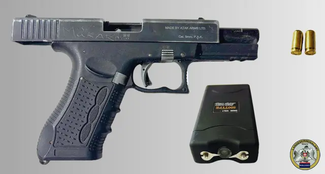 Mehrere Überfälle auf Trafiken und Tankstellen sollen zwei Männer durchgeführt haben. Bei der Hausdurchsuchung wurden unter anderem diese Waffe und ein Elektroschocker sichergestellt. | Foto: LPD Wien
