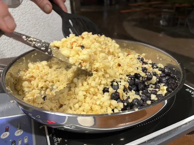 Zum Schluss gibt man noch die Früchte hinzu. Diese werden unter dem Muas verdeckt und je nach Größe der Früchte ein paar Minuten gedünstet. Schwarzbeeren brauchen nur kurze Zeit, Apfelstücke müssen länger in der Pfanne sein. | Foto: Nicole Hettegger