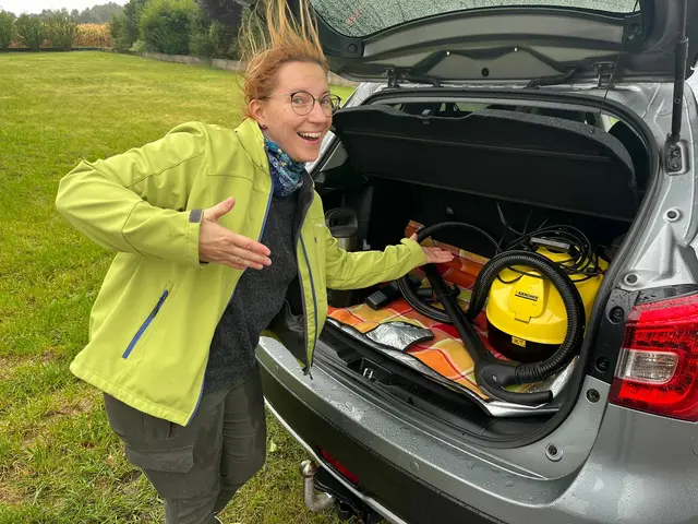 Die Herzogenburger ließen sich nicht unterkriegen und so war Irmi Stummer mit ihrem Nasssauger unterwegs, um anderen zu helfen. | Foto: Stummer