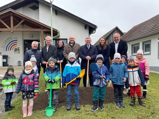 Beim Spatenstich für die Erweiterung des Kindergartens in Gastern. | Foto: VPNÖ