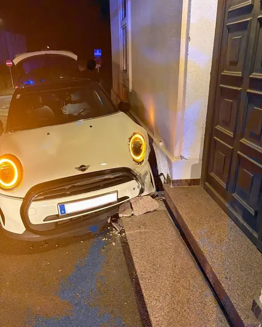 Freitagabend wurde ein von der Fahrbahn abgekommener Pkw erst von der Hausmauer gestoppt.  | Foto: FF Leoben-Stadt