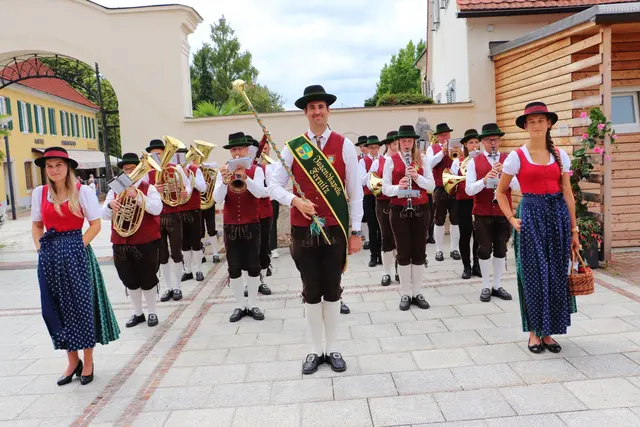 Spielte für das Brautpaar aus ihren Reihen vor der Kirche auf: die Jugendkapelle Fernitz | Foto: Edith Ertl