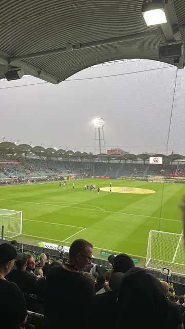 Die Sturm-Fankurve war eineinhalb Stunden vor Spielbeginn schon voll, weil Regen einsetzte. | Foto: Almer