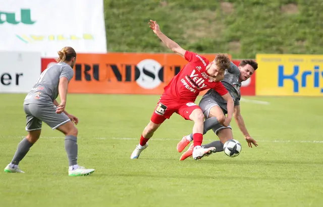 Die Imster mit Benjamin Schmiederer lieferten sich mit den Gästen aus Salzburg harte Zweikämpfe. | Foto: Peter Leitner