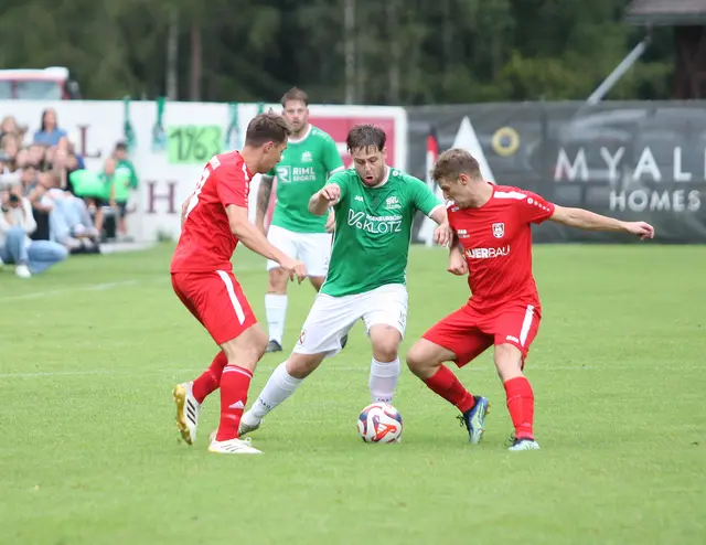 Claudio Scheiber (Mitte, im Derby gegen Umhausen) eröffnete am Freitagabend Längenfelds Trefferreigen. | Foto: Peter Leitner
