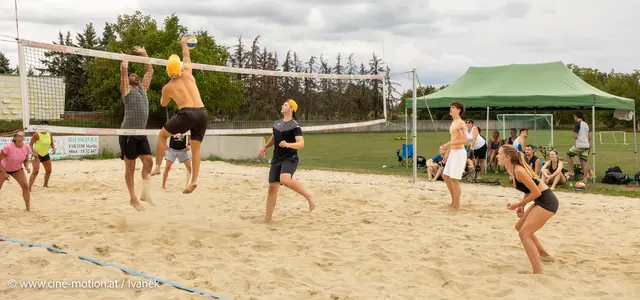 Einsatz der Gruppe (Just add Magic) im Vordergrund. | Foto: www.cine-motion.at / Ivanek