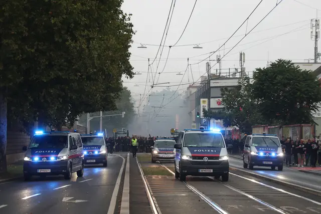 Das Polizeiaufgebot beim Sturm-Fanmarsch war groß. | Foto: GEPA-Pictures
