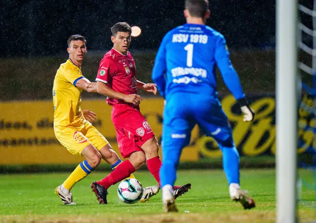 Gefahr im KSV-Strafraum: Mateus Cecchini Muller (Stripfing), Meletios Miskovic und Richard Strebinger (Kapfenberg) | Foto: GEPA pictures/Edgar Eisner