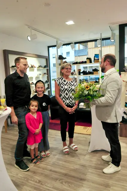 Für Conny Papes, die weiterhin im Geschäft die Kunden bedienen wird, gab es einen großen Blumenstrauß. | Foto: Hassl