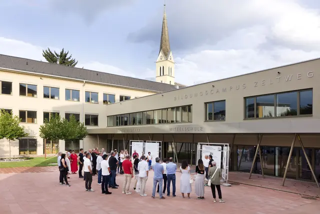 Die GerambRose-Wanderausstellung rund um den Bildungscampus Zeltweg wurde eröffnet. | Foto: Schindler
