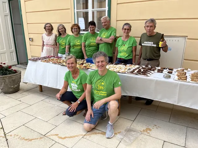 Hinten: Christine Schindler, Heli Kontu, Sonja Reiselhuber, Angelika Cargnelli, Gerhard Cargnelli, Waltraud Georgiades, Reinhard Zeitlhuber. Vorne: Doris Bernhuber Wolfgang Bernhuber | Foto: Grüne Maria Enzersdorf
