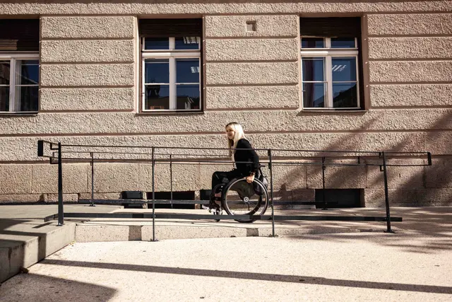 Im Landhaus 1 erleichtert eine Rampe den Zugang. | Foto: Land Tirol/Rainer