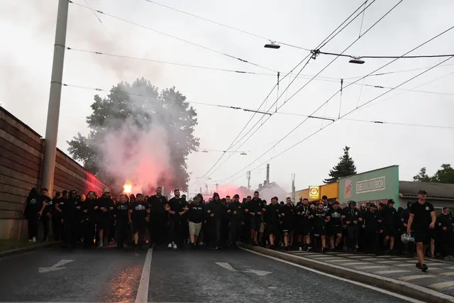 Mit Bengalos und Fangesängen ging es in Richtung Liebenau. | Foto: GEPA-Pictures