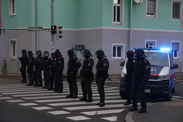 Die Exekutive war in Alarmbereitschaft. | Foto: GEPA-Pictures