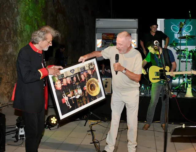 Auch Bürgermeister Klaus Schneeberger gratulierte. "Ober-Mammut" Raoul Herget nahm das Geschenk entgegen. | Foto: Sascha Trimmel