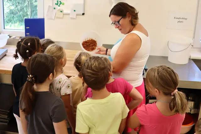 Wer hat daheim schon einmal beim Backen mitgeholfen?
