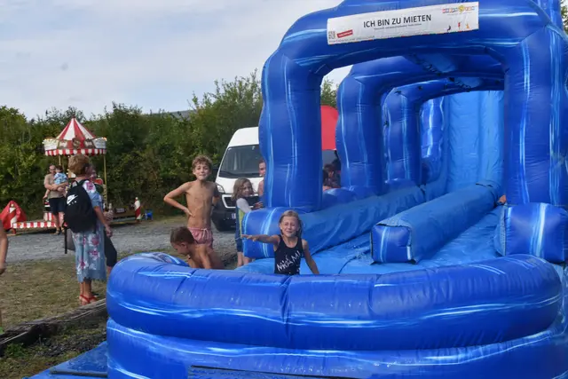 Viel Spaß hatten die Kinder auf der großen Wasserrutsche. | Foto: Michael Strini