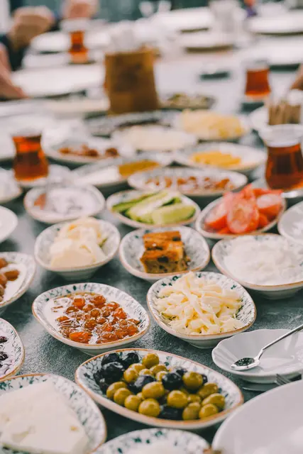Aufstriche, grüne und schwarze Oliven sowie Kaymak (frischer Rahm) sind wichtige Bestandteile eines türkischen Frühstücks. | Foto: Symbolbild: Unsplash.com