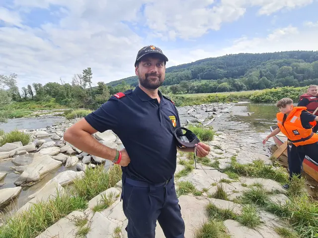 Ronald Helm von der Feuerwehrjugend Weinburg begleitet die Kinder beim Zille fahren auf der Traisen – eine spannende Übung im Rahmen des Abschnittsjugendlagers.
 | Foto: Cornelia Strobl
