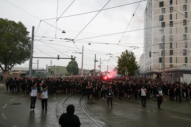 Der eindrucksvolle Fanmarsch der Sturm-Fans von der  Gruabn bis zur Merkur-Arena | Foto: GEPA-Pictures