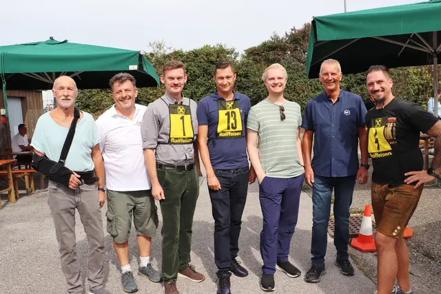 Die Blaue Riege mit LAbg. Robert Mörth, Vzbgm. David Wilfling, Gemeindevorstand Michael Flecker und Gemeinderäte ging bei unterschiedlichen Vereinen an den Start.  | Foto: Edith Ertl