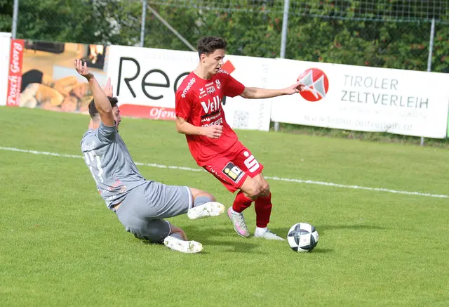 Gestoppt wird in dieser Szene der Imster Offensivmann Paulo Rossetti. | Foto: Peter Leitner