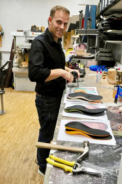 Der orthopädische Schuhmachermeister hat in seiner Werkstatt jede Menge Arbeit. | Foto: Hassl