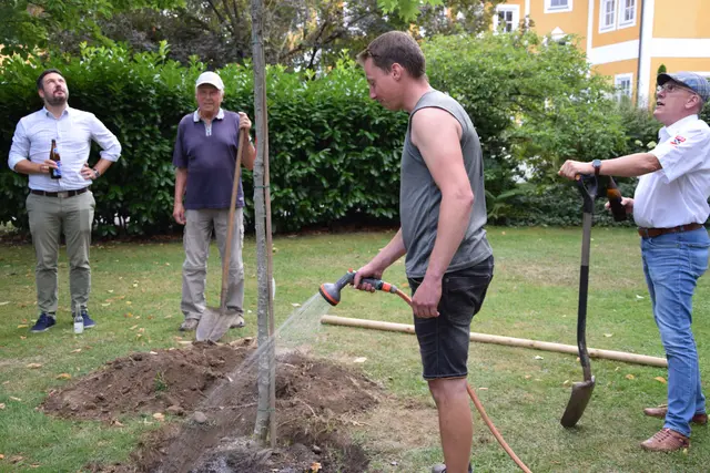 Kräftig eingießen - Max Hermann sorgt für genügend Feuchtigkeit | Foto: Strohmeier