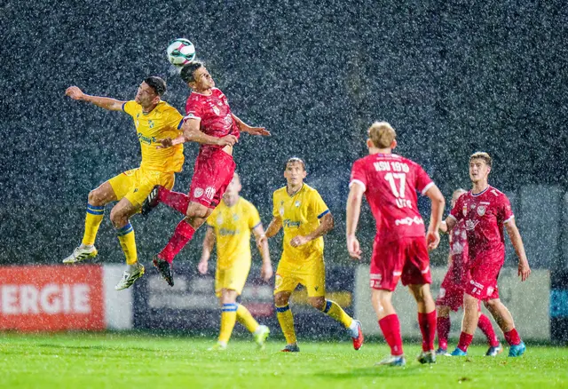 Hoch hinaus: Mateus Cecchini Muller (Stripfing) und Meletios Miskovic (Kapfenberg)  | Foto: GEPA pictures/Edgar Eisner