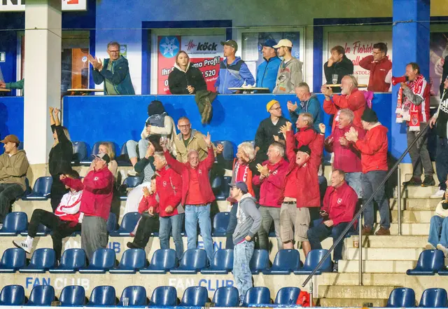 Die mitgereisten KSV-Fans feierten den Sieg ihrer Falken. | Foto: GEPA pictures/Edgar Eisner