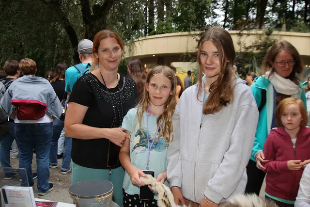Fell eines Schneeleoparden: Mama Janine, Julia und Jana.
