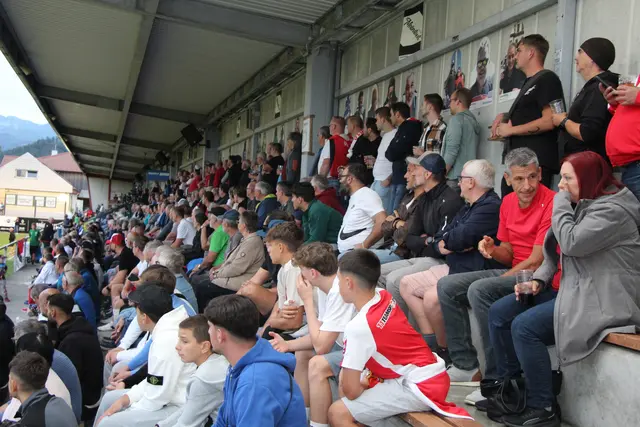 Mehr als 1.000 Zuschauer waren im Stadion mit dabei. | Foto: MeinBezirk/Staudinger