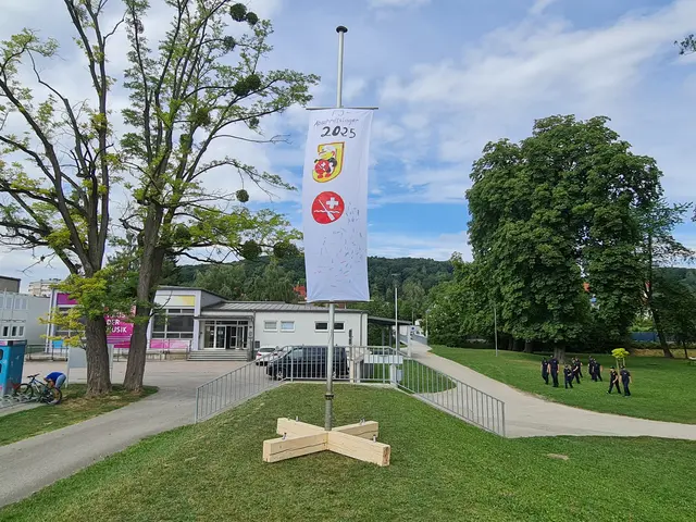 Ein besonderer Blickfang war die Lagerfahne, die von den teilnehmenden Kindern gemeinsam gestaltet und unterschrieben wurde. | Foto: Cornelia Strobl