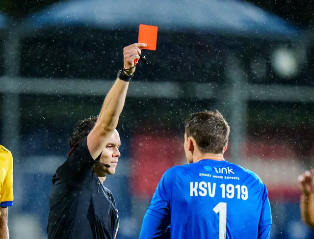  Schiedsrichter Philip Gadler stellt KSV-Torhüter Richard Strebinger mit "Rot" vom Platz. | Foto: GEPA pictures/Edgar Eisner