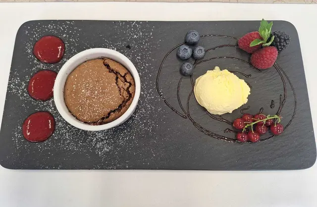 Schokokuchen mit Eis und kreativer Beerenkunst – Melanie kann sich in der Küche so richtig austoben. | Foto: Schlosser