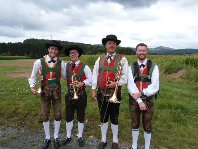 Auch die Herren warfen sich in Tracht.  | Foto: Vanessa Wittmann