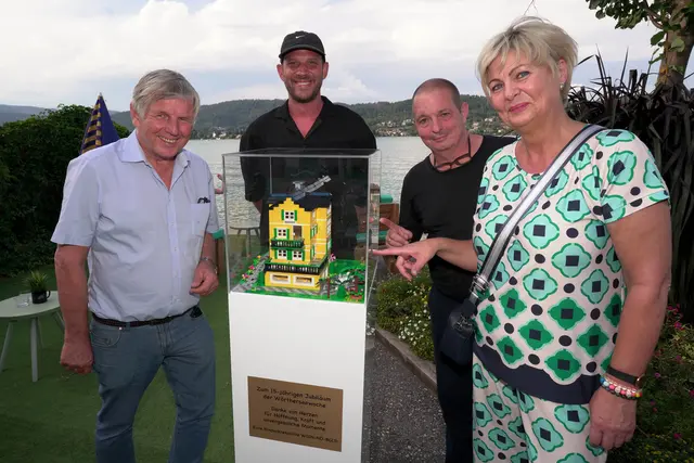 Bürgermeister Markus Perdacher, Obmann der KKH Wien-Nö-Brgl René Mulle, Eigentümer des Hotels Seehof und Initiator Max Pokorny und Barbara Bezovich von der KKH Wien-NÖ-Brgl bei der Jubiläumsfeier.  | Foto: Tourismusverband Maria Wörth