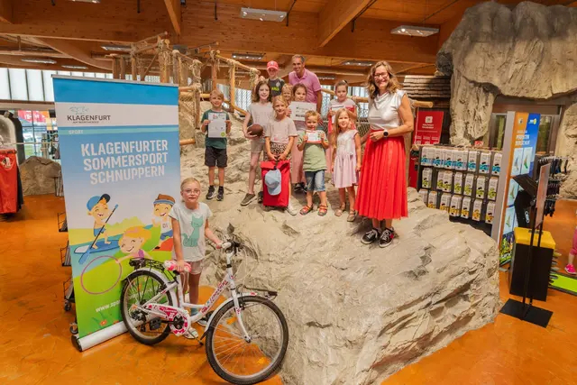 Die Kinder freuten sich über die sportlichen Preise, die sie von Sportstadträtin Constance Mochar überreicht bekommen haben. | Foto: StadtKommunikation / Zangerle