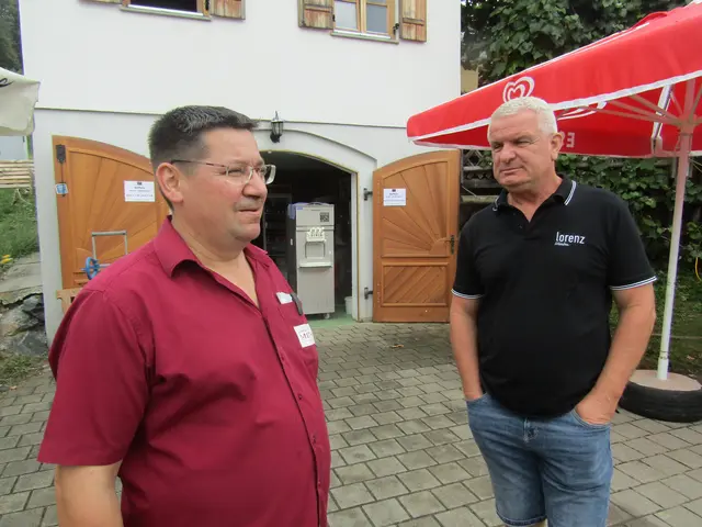 Matthias Mirth und Walter Lorenz als aktive Winzer. | Foto: Peter Sattler