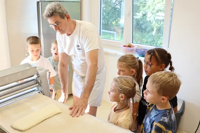 Die Schüler durften die Ausrollmaschine selbst bedienen