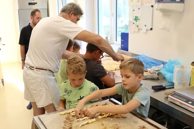 Die ersten pikanten Blätterteigstangerl sind reif für den Backofen