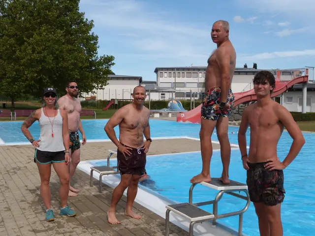 Die Herren und Burschen lieferten sich einen spannenden Wettkampf und Organisatorin Iris Schmidt behielt die Schwimmzeiten gut im Auge, beim Sommer Closing in Oberpullendorf! | Foto: Vanessa Wittmann