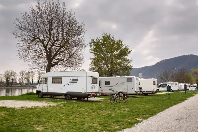 Camping in Österreich bleibt beliebt, im ersten Halbjahr wurden über drei Millionen Übernachtungen verzeichnet. | Foto: Smarterpix/Balakate