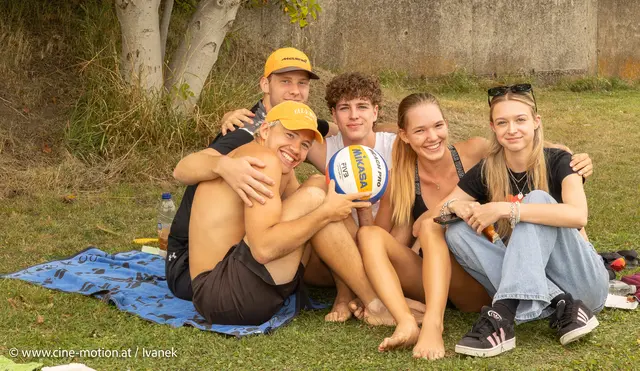 Im Nußbaumschatten das Team "Just add Magic" mit Begleitung. | Foto: www.cine-motion.at / Ivanek