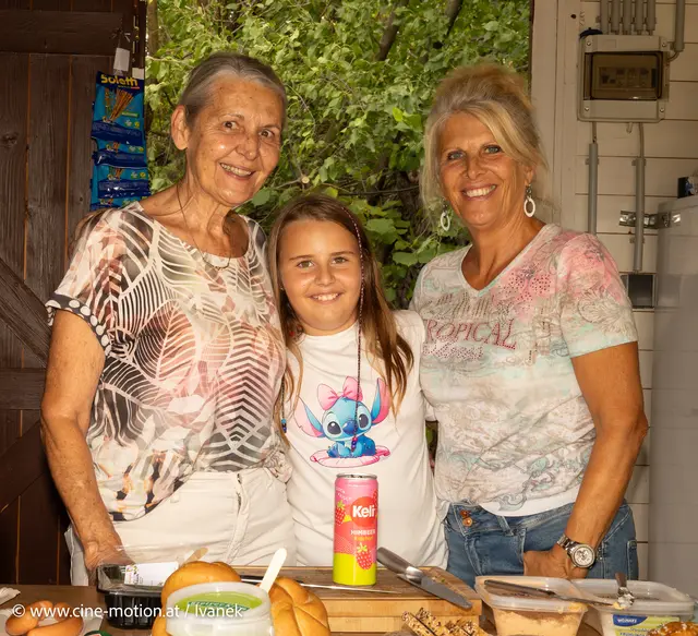 Katinenbetreuung: Veronika Vacha, Alina und Uschi Huna (vlnr). | Foto: www.cine-motion.at / Ivanek