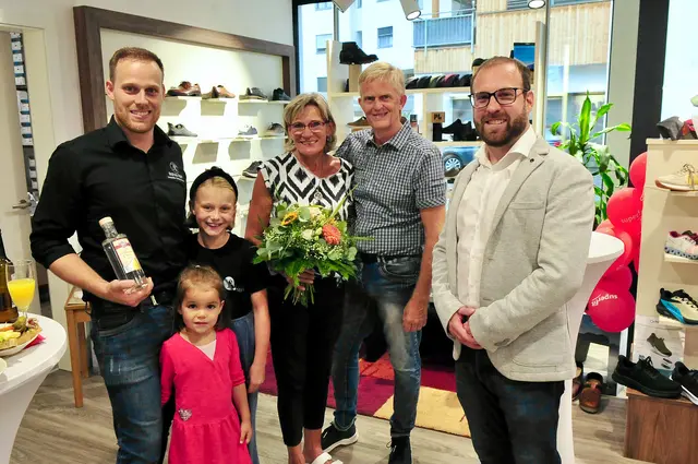 Gratulation des Bürgermeisters: Andreas, Josephine (hinten), Paulina, Conny und Gerald Papes mit Bgm. Marco Mösl | Foto: Hassl