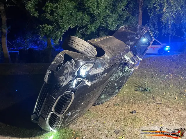 Das stark beschädigte Fahrzeug wurde von den Einsatzkräften geborgen. | Foto: FF Maria Lankowitz