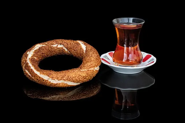 Simit, ein ringförmiges Hefeteiggebäck - ähnlich einem Bagel, ist mit Sesamkörner bestreut und in der Türkei und im Nahen Osten weit verbreitet ist. Das Gebäck ist genau so wichtig für ein türkisches Frühstück, die wichtigste Mahlzeit in der Türkei, wie der Tee, der dazu getrunken wird. Kaffee gibt es erst nach der reichhaltigen Mahlzeit. | Foto: Symbolbild: Pixabay
