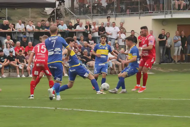 Die tapfere Heimabwehr konnte dem "Zapfel/Tadic" Torreigen nicht viel entgegensetzen. Sieben Tore erzielten die beiden Pinkafelder Topstürmer beim 8:0 Sieg im Kurort. | Foto: Peter Seper